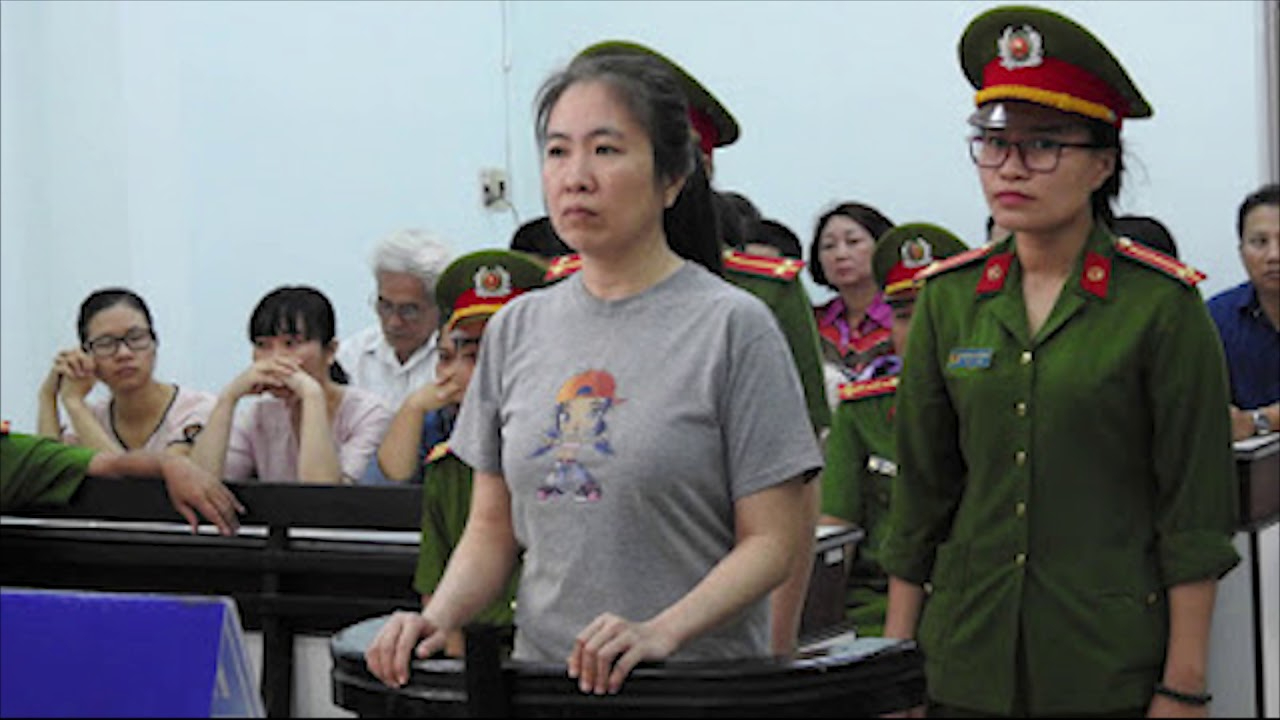 Nguyễn Quang Hải trả đũa 'vua cùi chỏ' Theerathon Bunmathan